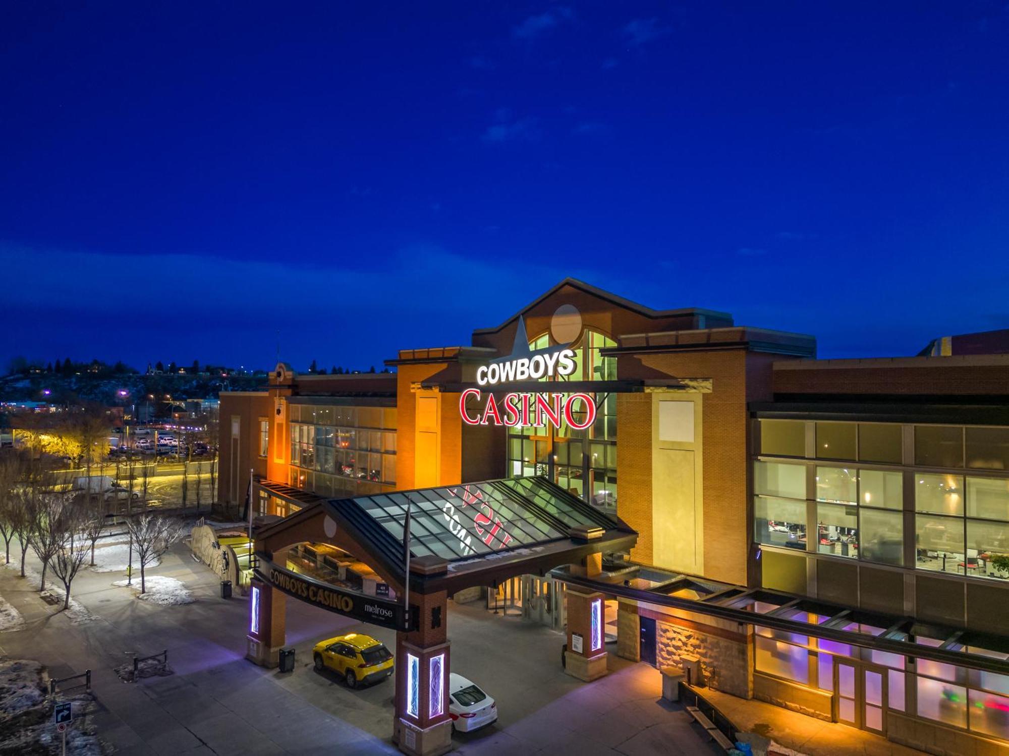 Unbeatable Downtown Experience- Walk To Bars, Casino, Stampede & Saddledome Plus Bonus Banff Pass, Parking & Wine! Calgary Exterior photo