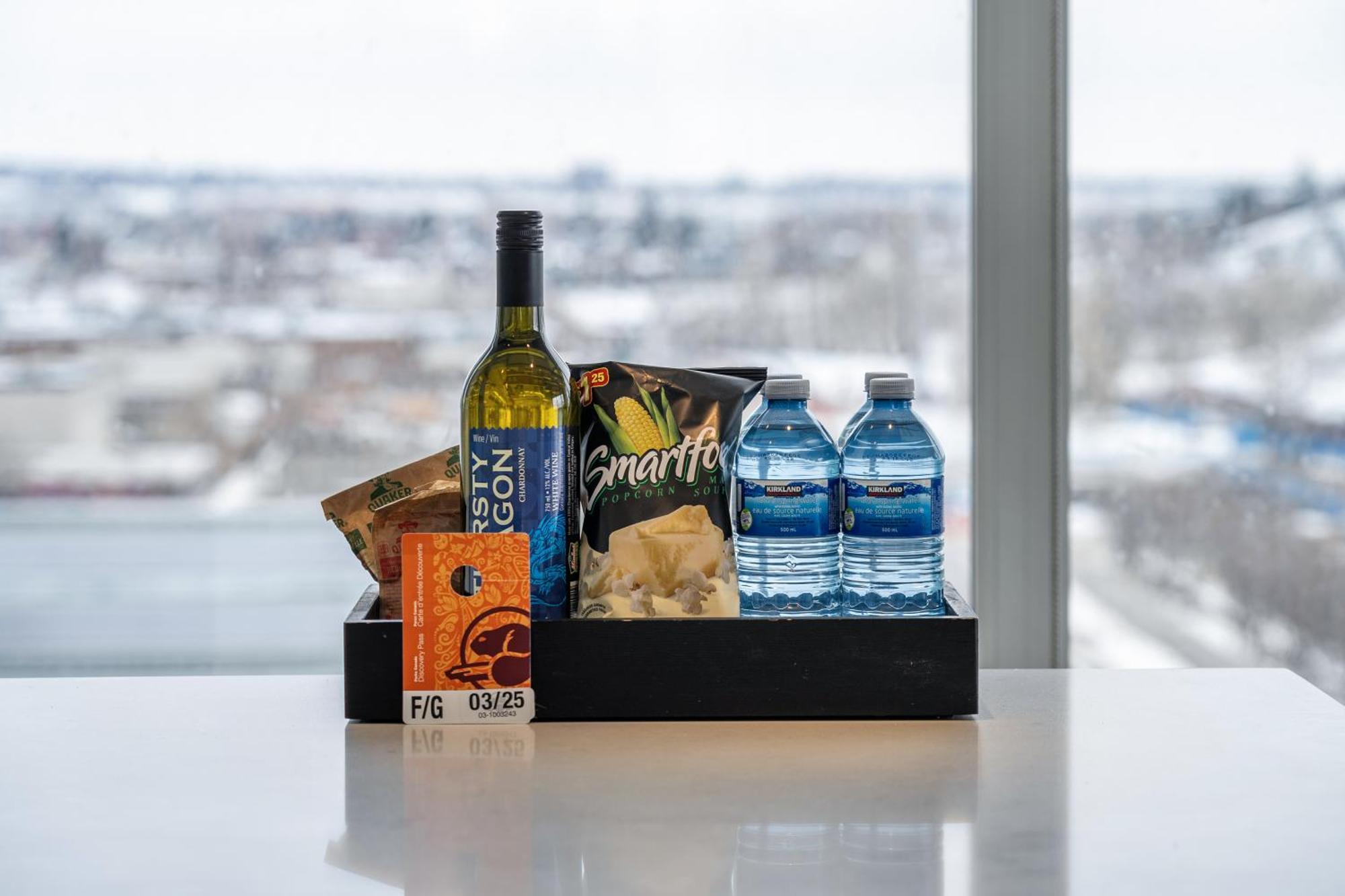 Unbeatable Downtown Experience- Walk To Bars, Casino, Stampede & Saddledome Plus Bonus Banff Pass, Parking & Wine! Calgary Exterior photo
